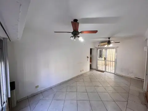 DEPARTAMENTO 2 AMBIENTES CON PATIO Y COCHERA