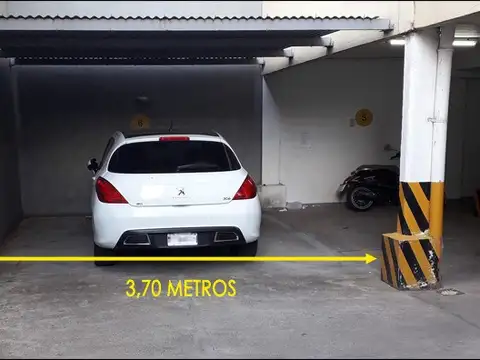 COCHERA AMPLIA  (entra auto y 2 motos), FIJA, TECHADA, PORTON AUTOMATICO