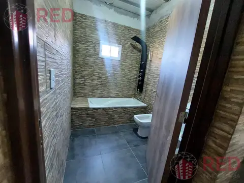 VENDO CASA EN CENTENARIO CON SALON FAMILIAR