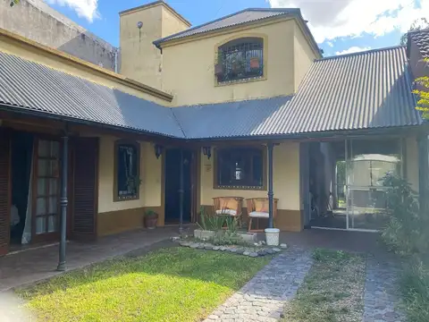 CASA 4 AMBIENTES CASTELAR APTA CREDITO VENTA