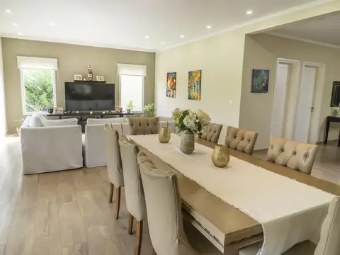 Casa 5 ambientes con 4 baños