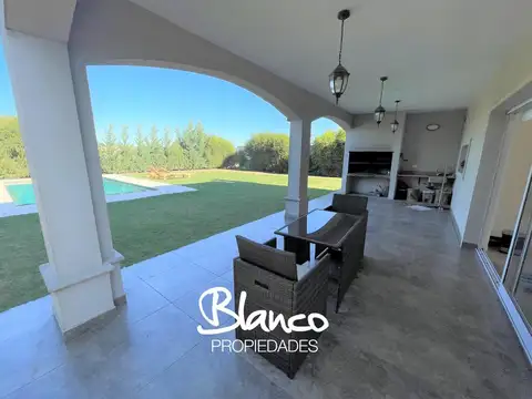 Casa en Alquiler con 4 cocheras