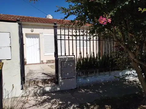 EN VENTA  CASA 2 DORM. - POSIBILIDAD DE AMPLIACIÓN 