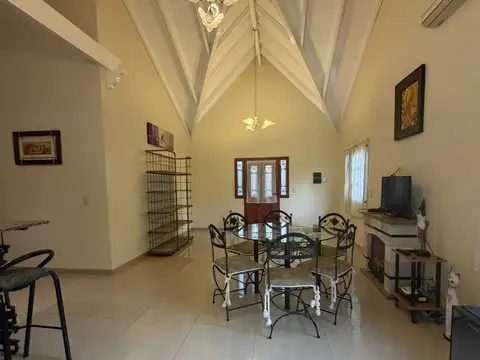 Casa en Alquiler con 1 cochera
