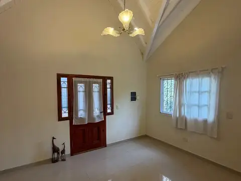 Casa 4 ambientes con 2 baños
