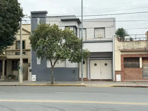 VENTA CASA 8 DORMITORIOS BARRRIO SAN VICENTE.