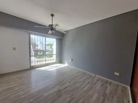 VENTA DUPLEX 5 AMB.  CASTELAR CON PATIO y PARRILLA