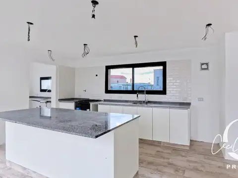 Casa en Venta con 3 cocheras