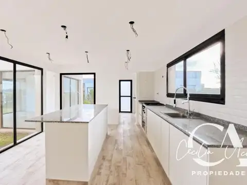 Casa 6 ambientes con 3 baños