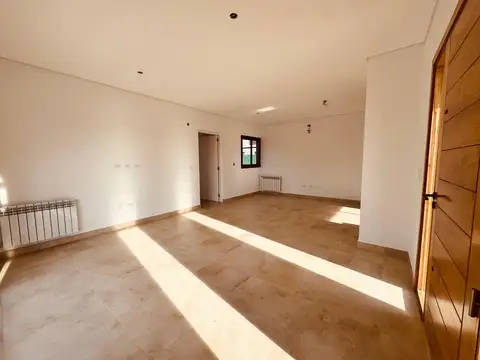 Casa 4 ambientes con 2 baños