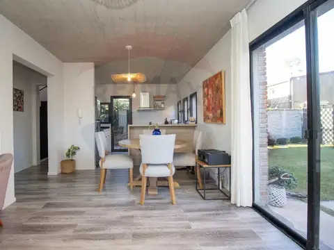Casa en Alquiler con 2 cocheras