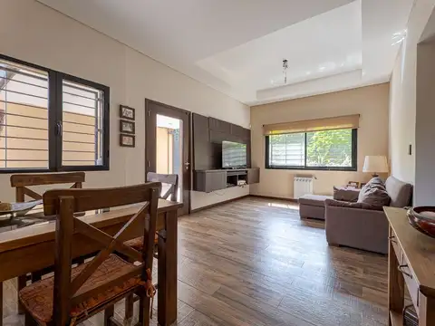 VENTA CASA DE 3 DORMITORIOS CON PATIO ZONA SUR