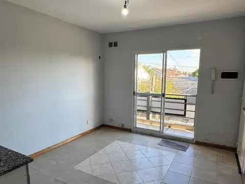 DEPARTAMENTO AL FRENTE EN VENTA CON BALCON - APTO CREDITO