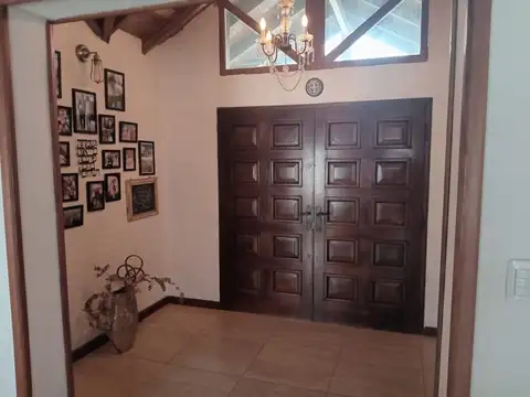 Casa en Venta con 3 cocheras