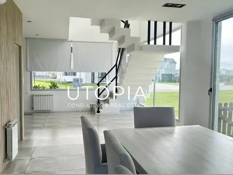 Casa en Alquiler con 4 cocheras
