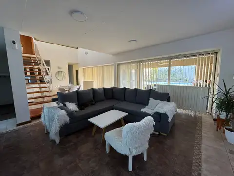 Casa moderna 4 ambientes c/ garage y pileta- Bahia blanca