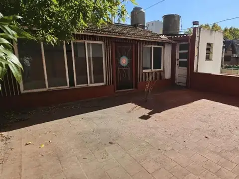 Casa en venta - 3 Dormitorios 1 Baño - Tres de Febrero