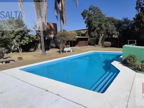 Amplia casa familiar con gran terreno, jardín, pileta y quincho – Cerrillos Ruta 68