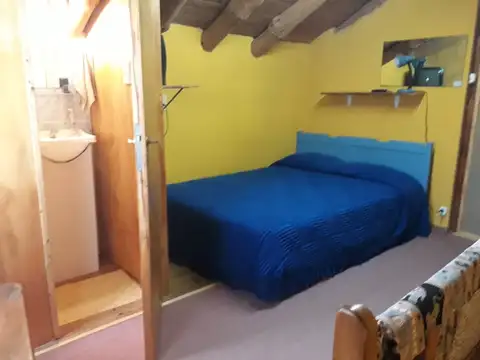 Preciosa casa en PH de seis ambientes, en una planta, con quincho, garage y jardín libre.
