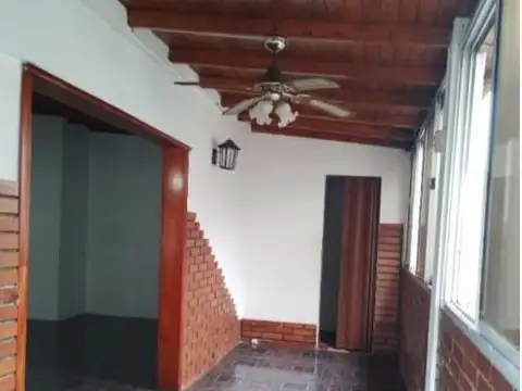 Casa 6 ambientes con 2 baños