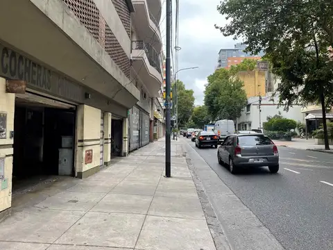 en venta COCHERA FIJA Y CUBIERTA ASCENSOR - FLORES