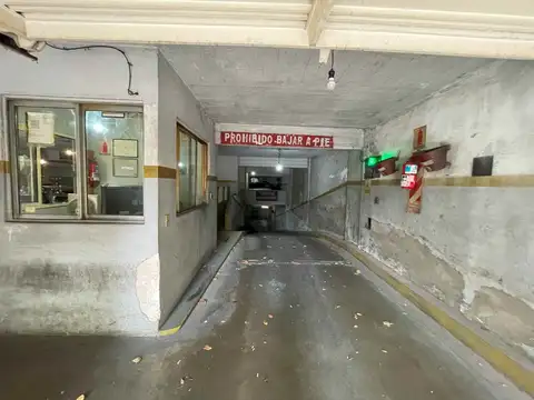 en venta COCHERA FIJA Y CUBIERTA ASCENSOR - FLORES