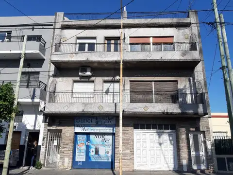 PH DE 4 AMBIENTES AL FRENTE CON COCHERA, PATIO, BALCÓN Y TERRAZA