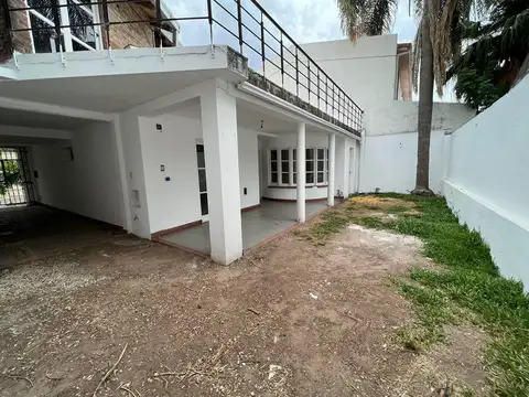 Casa en Alquiler con 2 cocheras