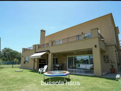 Casa en venta a la laguna en Cantón Islas