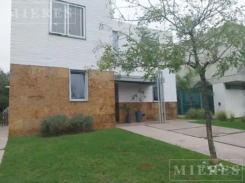 Casa en Venta con orientación Noreste. Las Tipas, Nordelta.
