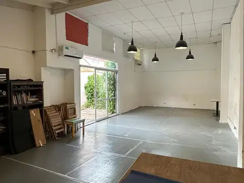 2 oficinas   salón 15x6 con cocina   1 baño. Uso comercial o profesional.