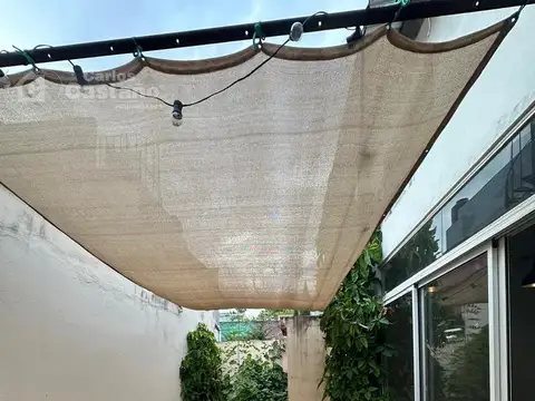 2 oficinas   salón 15x6 con cocina   1 baño. Uso comercial o profesional.