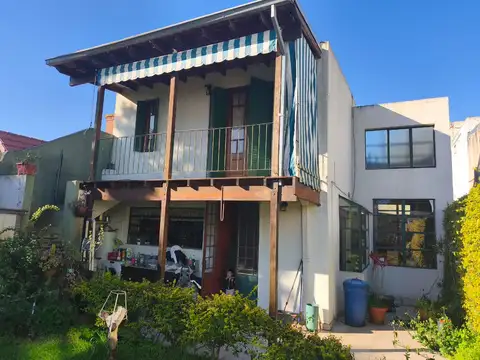 CASA 5 AMB COCHERA  -FONDO, PILETA, QUINCHO- TERRAZA  fte a los parques-  CERCANIA AL TREN Y SUBTE