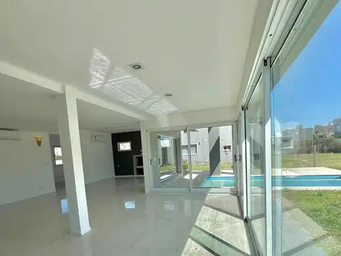 Casa 5 ambientes con 4 baños