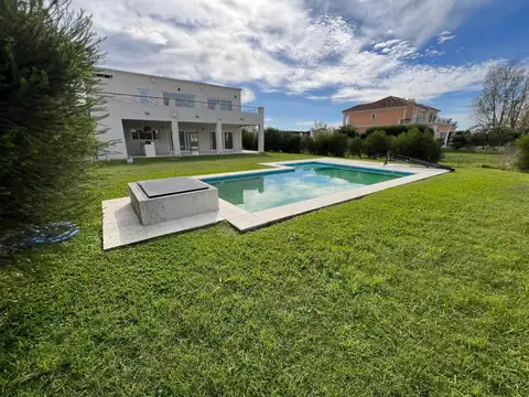 Casa 4 ambientes con 4 baños