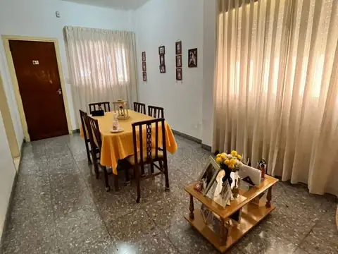 Casa 5 ambientes con 2 baños