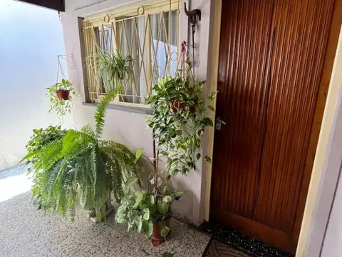 CASA 3 AMB CON LOCAL,  PATIO, COCHERA Y DEPTO 2 AMB EN CIUDAD MADERO. VENTA