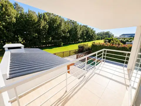 Casa 5 ambientes con 4 baños