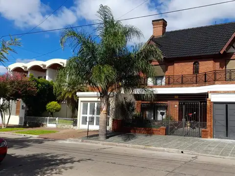 Casa en venta - 4 dormitorios 3 baños - Cochera - 300mts2 - Ramos Mejía