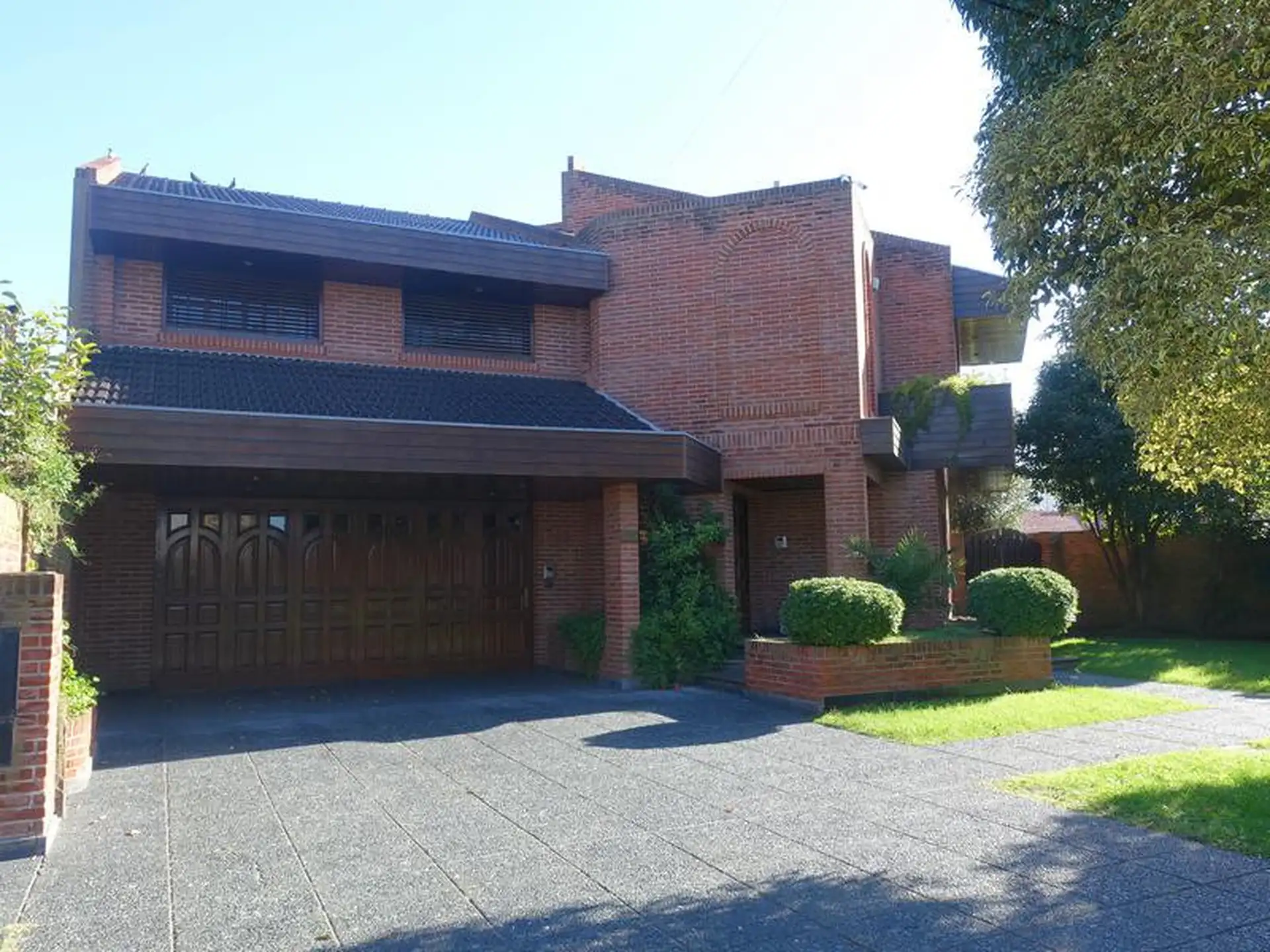 Barrio Parque Luro, excelente chalet de 4 ambientes con quincho y piscina