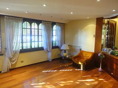 Barrio Parque Luro, excelente chalet de 4 ambientes con quincho y piscina