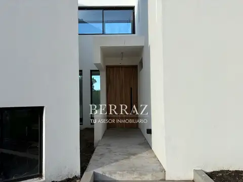 Casa en Venta con 4 cocheras