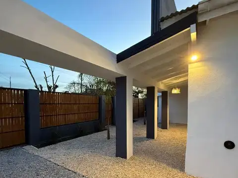  LOS PINARES CASA DE 3 AMBIENTES  CON  PARQUE Y PILETA