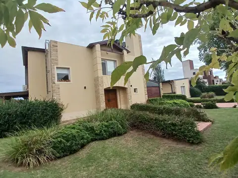 Casa 5 ambientes con 4 baños