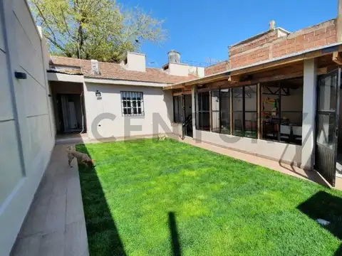 Casa en alquiler reciclada con jardín y quincho – Dorrego, límite con Ciudad