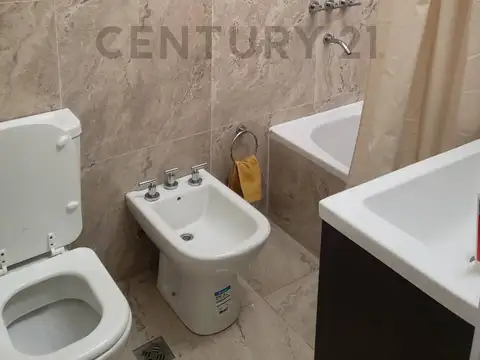 Casa en alquiler reciclada con jardín y quincho – Dorrego, límite con Ciudad