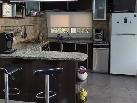 Casa 4 ambientes con 3 baños