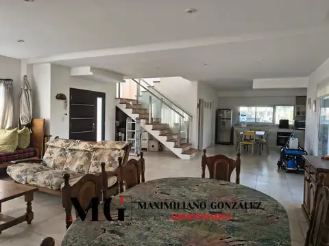 Casa 5 ambientes con 3 baños