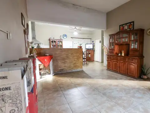 Venta Casa al frente + Galpón en Barrio Azcuénaga