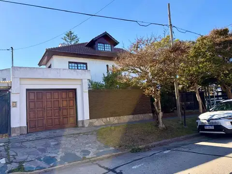 CHALET 4 DORM. Y 3 BAÑOS, PATIO Y GARAGE - IDEAL 2 FAMILIAS